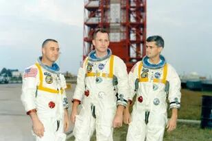 De izquierda a derecha: El piloto de mando Virgil Ivan “Gus” Grissom, el piloto senior Edward H. White II y el piloto Roger B. Chaffee (Crédito: NASA)