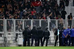 El partido entre Marsella y Galatasaray estuvo interrumpido durante varios minutos, por los incidentes en las tribunas.