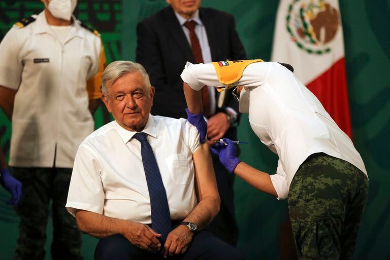 El presidente mexicano Andrés Manuel López Obrador recibe una inyección de la vacuna AstraZeneca 