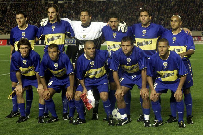 Arriba, a la izquierda, Burdisso; al lado, Rolando Schiavi, y dos jugadores más a la derecha, Román Riquelme, en la formación que ganó la Copa Libertadores en el año 2001; hoy dirigente, el entonces número 10 hizo salir de Boca a Schiavi (entrenador de la reserva) y estaría por desplazar a Burdisso.
