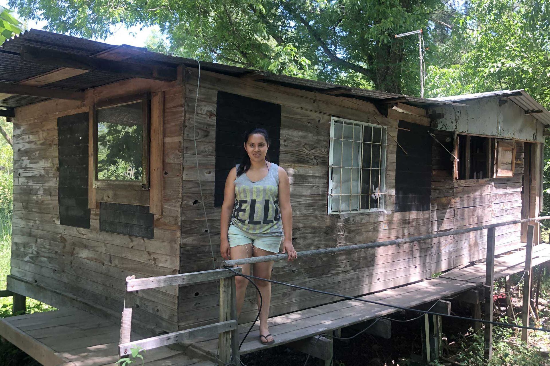 Iara vive en una casilla de madera y techos de chapa que está a medio construir; todavía les falta tener un baño, una cocina y una habitación para su hija