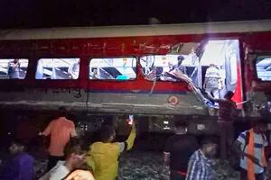 India: Más de 200 muertos y 900 heridos por descarrilamiento de 2 trenes de pasajeros