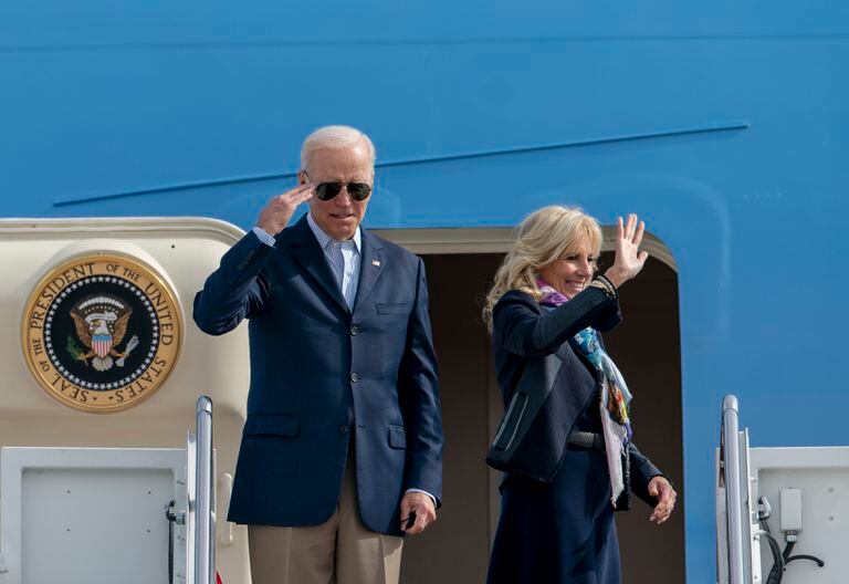 Joe Biden y su mujer, Jill, se suben al Air Force One para iniciar la gira por Europa