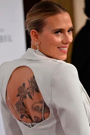 Scarlett Johansson eligió un diseño con la espalda al descubierto que dejó a la vista su gran tatuaje