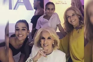 Las cuatro generaciones: Mirtha Legrand junto a su hija Marcela Tinayre, su nieta Juana Viale y su bisnieta Ámbar de Benedictis