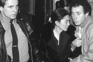 Yoko Ono, a la salida del Hospital Roosevelt el día del asesinato de John Lennon