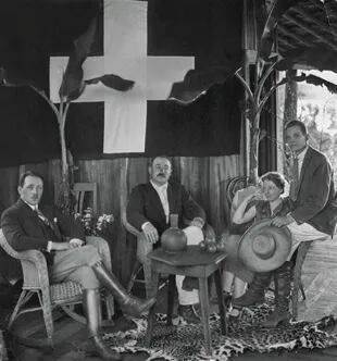 Gaston Bourquin, Enrique Bucher y dos personas no identificadas en casa del segundo. Puerto Esperanza, Misiones. circa 1930