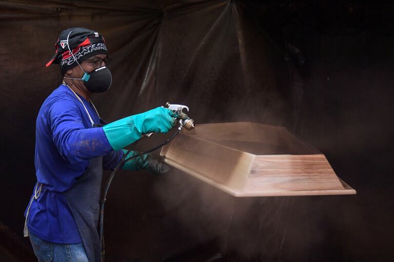 Un empleado trabaja en la fabricación de ataúdes en la fábrica de urnas funerarias Bignotto, en Cordeiropolis, estado de Sao Paulo, Brasil, el 19 de mayo de 2020
