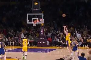 Un increíble triple de media cancha, la frutilla de un triunfo histórico de los Lakers de LeBron James