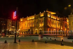 Nočni pogled na Teatro Colón, posnet s Plaza Lavalle