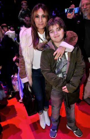 La periodista Marcela Tauro junto a su hijo, Juan Cruz