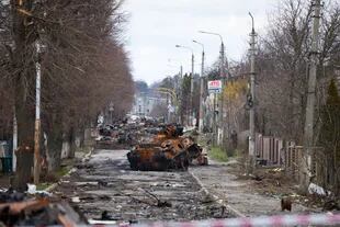Tanques rusos destruidos en las calles de Bucha, tras la retirada rusa de Irpin y Bucha, el 4 de abril de 2022