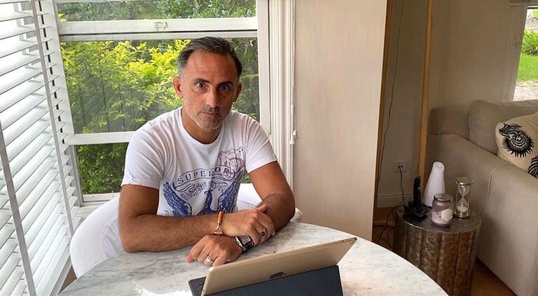 Desde su hogar, Diego Latorre suele hacer vivos de Instagram donde responde preguntas sobre fútbol de sus seguidores.