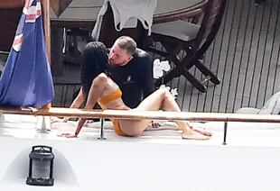 Channing Tatum y su novia Zoe Kravitz se besan apasionadamente en la cubierta de su yate, mientras disfrutan en sus vacaciones en Positano, Italia
