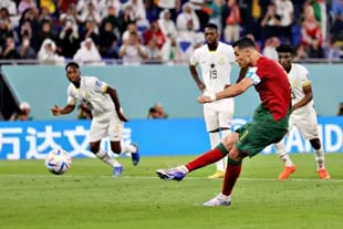 Cristiano Ronaldo de Portugal convierte el penal frente a Ghana