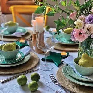 Aire veraniego, flores y frutas en la mesa preparada por Juli Bong