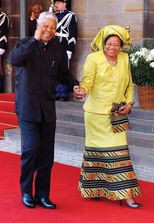El ex presidente sudafricano Nelson Mandela junto a su segunda mujer, Graca Machel, entre los invitados a la boda real.