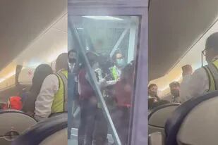 Los bajaron del avión por una razón desconocida y la aerolínea dio una explicación poco creíble