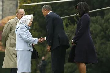 Obama y Michelle son recibidos por la reina Isabel II y su marido Felipe