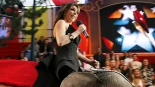 Para el episodio final, Verónica Castro entró al estudio de Big Brother sobre un elefante (Crédito: Las Estrellas)