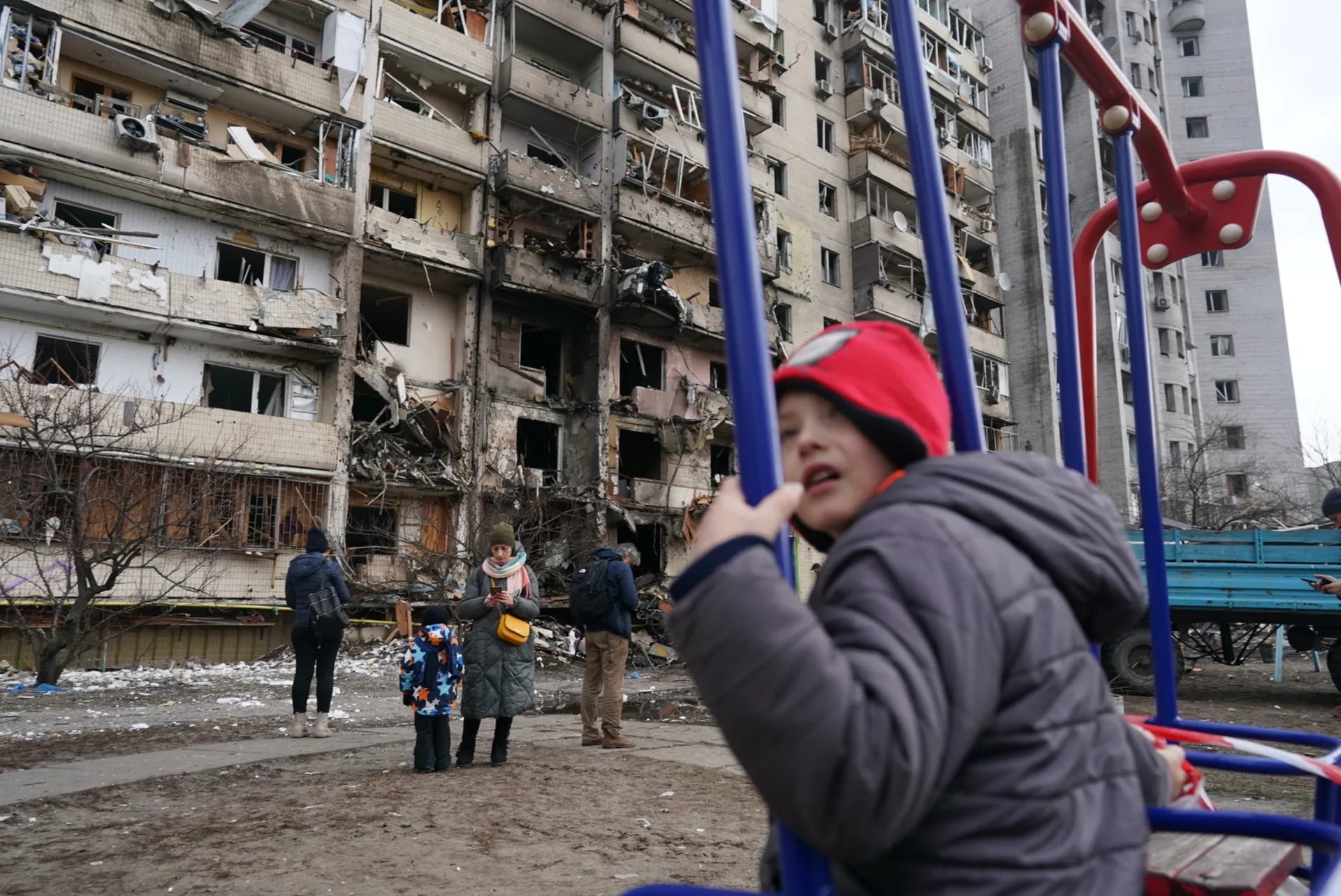 Un nio juega en las searcasas un edificio destruido por el atakue misiles rusos, en Kiev