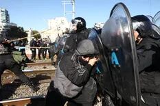 Hay un detenido por los incidentes del desalojo en el tren San Martín y amenazan con un nuevo corte