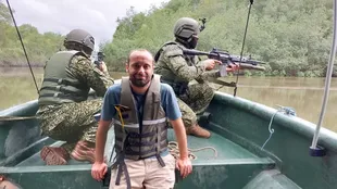 Javier Romero con una patrulla de la Armada en Colombia durante la grabación del documental Operación Marea Negra: la travesía suicida, de Amazon Prime.
