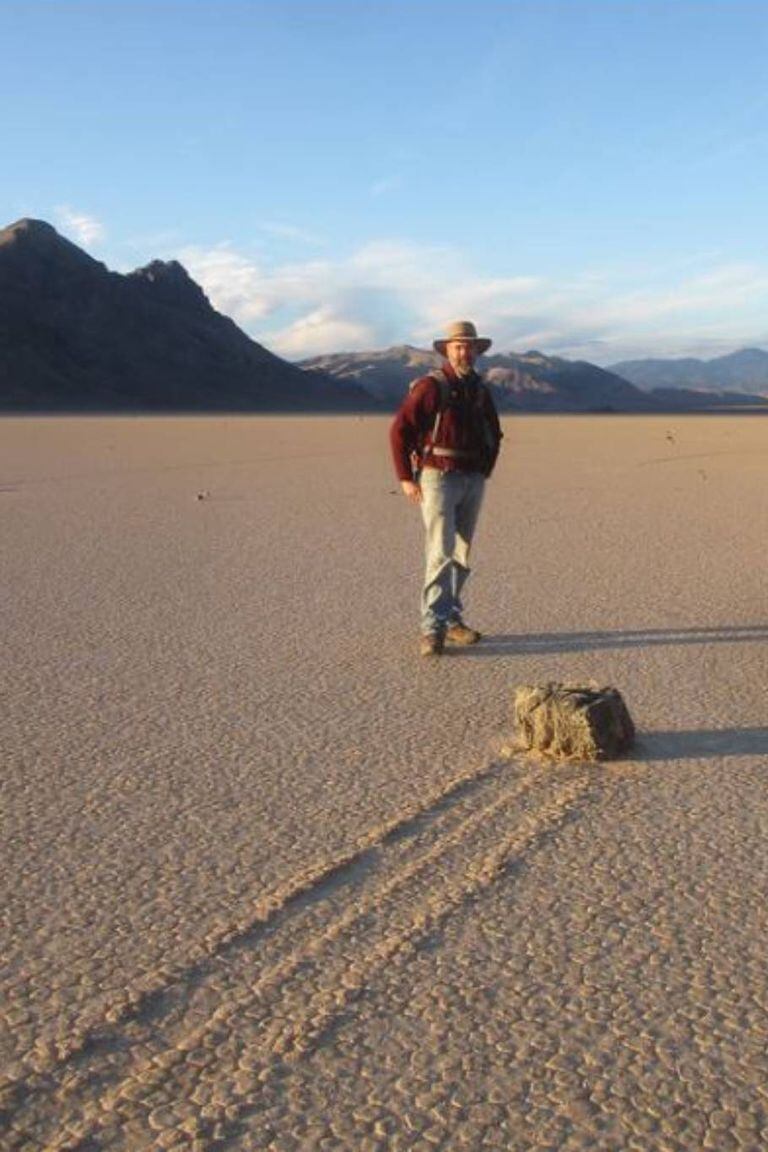 El paleobiólogo Richard Norris, del Instituto Scripps de Oceanografía de San Diego se dedicó a resolver el misterio de las rocas caminantes, y logró dar con una respuesta