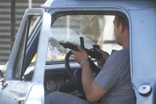 Un comerciante prepara un arma ante el temor a saqueos en la zona oeste del conurbano