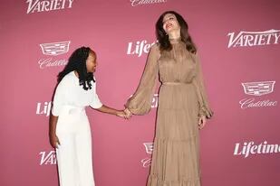 Angelina Jolie y su hija Zahara Jolie-Pitt asisten al evento Variety 2021 Power of Women
