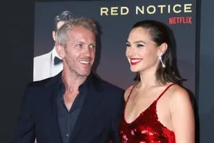 Gal Gadot y su esposo, Yaron Varsano, asistieron al estreno mundial en Los Ángeles de Alerta roja