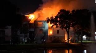 Un incendio arrasó un complejo de apartamentos en el condado de Orange, Florida