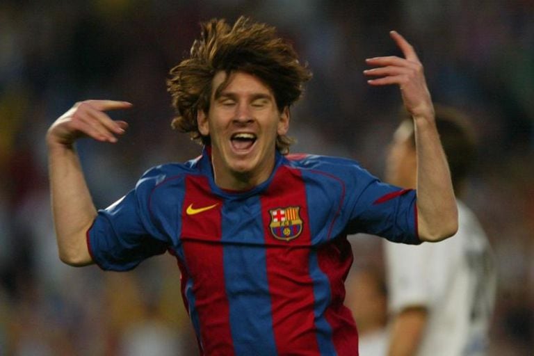 El festejo de Messi en su primer gol en Barcelona; pasaron ya 15 años y el astro sigue vigente