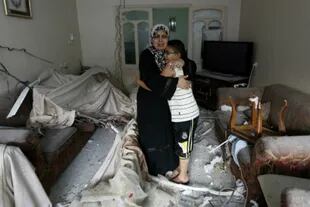 Madre e hija, desesperadas tras el impacto de una bomba en su casa