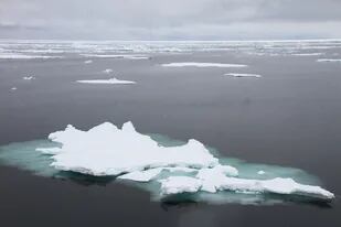El deshielo del Ártico se acelera más de lo previsto; una alternativa de corto plazo para reducir el impacto del calentamiento global plantea cubrirlo de microesferas de vidrio
