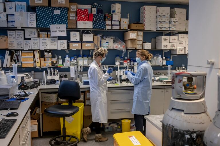 Trabajadores de laboratorio prueban la vacuna Astrazeneca en Oxford, Inglaterra, el 20 de noviembre de 2020