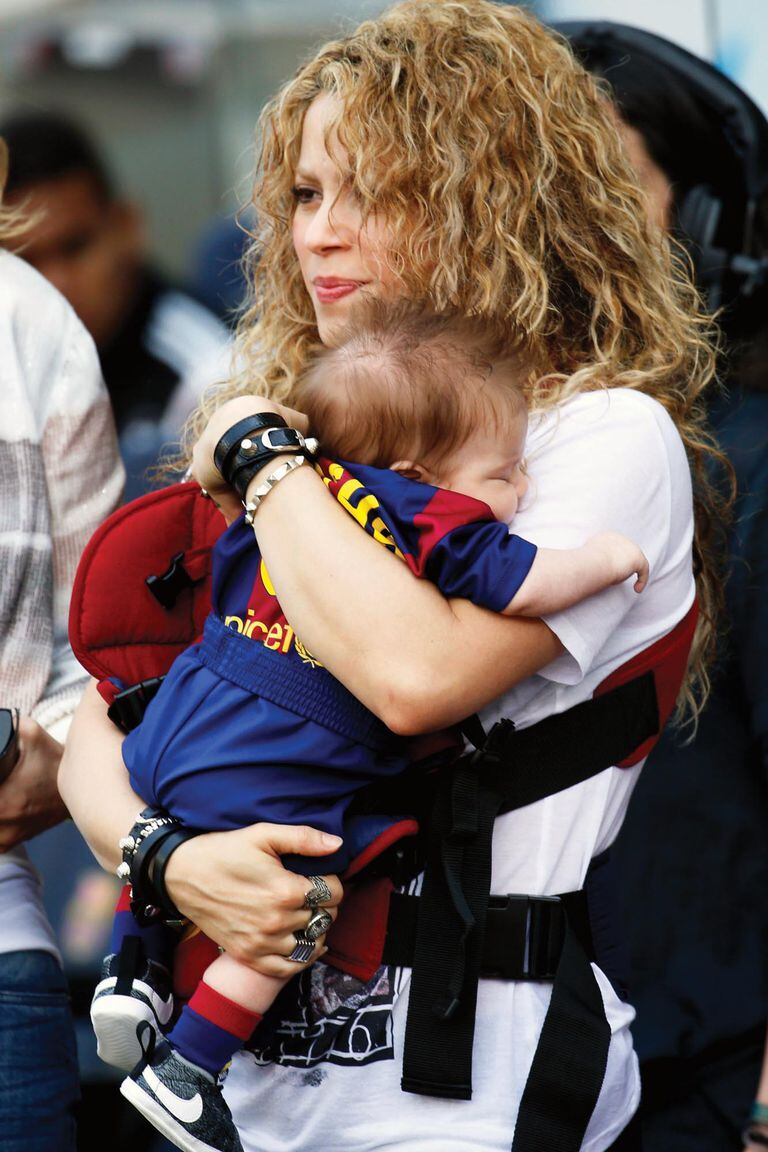 Shakira -en abril de 2015- alentando al Barça, con su segundo hijo, Sasha, en brazos. El bebé estaba a punto de cumplir tres meses 
