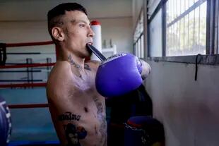 Entrevista a  Carlos Machado, el peleador de kickboxing al que le falta un brazo debido a una operación para extirparle un tumor cuando era niño.