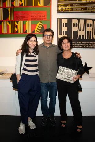El director editorial del MALBA y coordinador del equipo curatorial de la muestra, Leandro Chiappa, junto a Mora Bacal y su madre, la galerista Orly Benzacar
