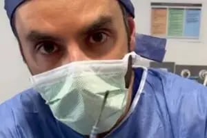 Sancionan a un famoso cirujano plástico por grabar videos de TikTok entre operaciones