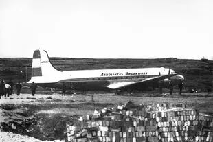 El Douglas DC-4 de Aerolíneas Argentinas, en el hipódromo de las islas; fue la nave del Operativo Cóndor