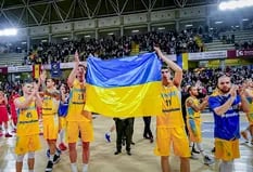 La selección de básquetbol de Ucrania fue obligada a jugar y terminó entre lágrimas y aplaudida en España