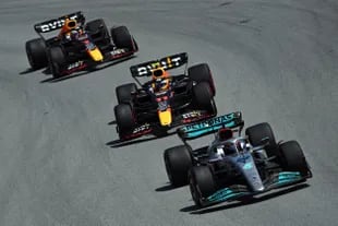 Una imagen impensada un par de carreras atrás: George Russell sosteniéndole el pulso a Max Verstappen y a Sergio Checo Pérez; en el Gran Premio de España, Mercedes enseñó un avance significativo