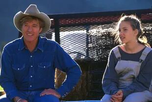 Robert Redford y una jovencísima Scarlett Johansson, en El señor de los caballos