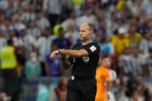 El árbitro español Antonio Mateu Lahoz intervino para calmar los ánimos en un ambiente de burlas, provocaciones e insultos.