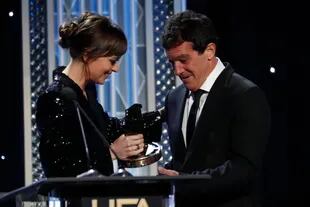 Dakota Johson al entregarle el especial premio a Antonio Banderas
