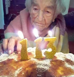 La mujer recuperada de Covid-19 durante el festejo de su cumpleaños 113