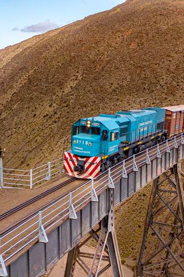 El Viaducto La Polvorilla, por donde transitan el Tren a las Nubes y los Trenes Argentinos de Cargas, tiene una estructura de acero de 223 metros  y está ubicado a 4200 metros sobre el nivel del mar convirtiéndolo en uno de los puentes ferroviarios más altos del mundo.