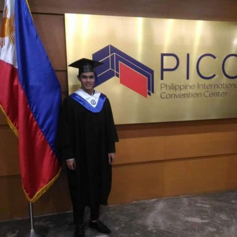 El joven se graduó en la ciudad filipina de San José del Monte