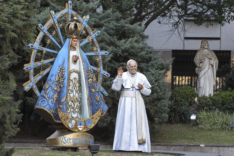 La estatua de Bergoglio junto a la Virgen de Luján